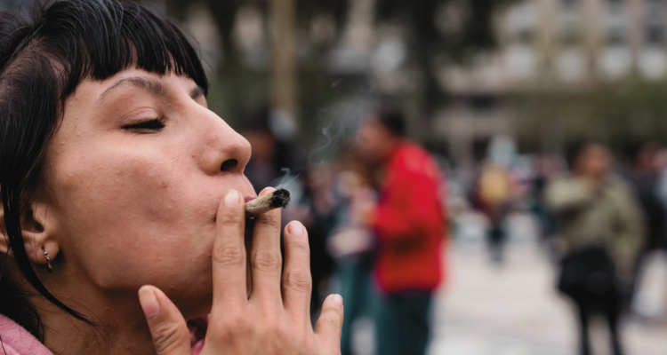 El síndrome que acecha a consumidores frecuentes de marihuana y que suelen confundir con gastritis