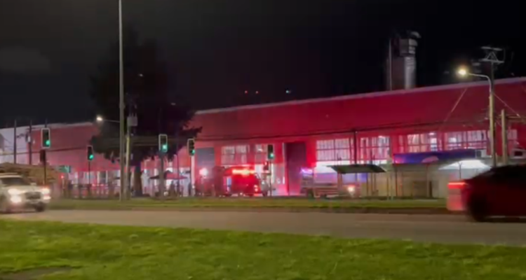 Reportan fuga de ácido clorhídrico desde bombona de 300L en planta Coca-Cola de Temuco