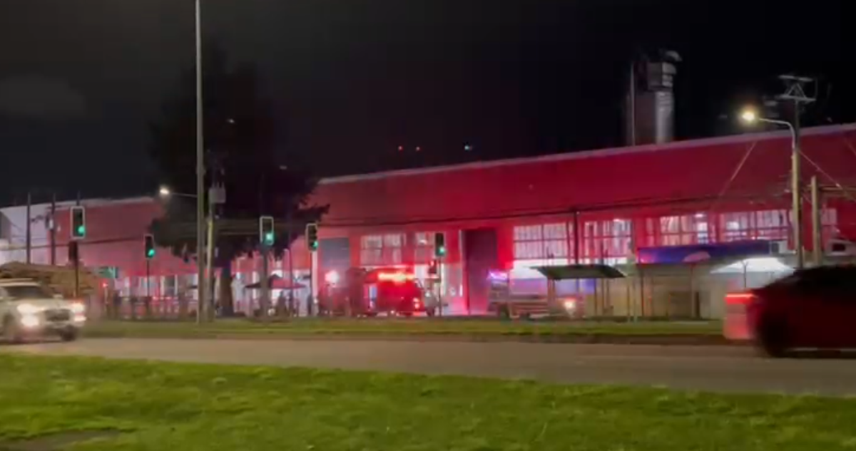 Reportan fuga de ácido clorhídrico desde bombona de 300L en planta Coca-Cola de Temuco