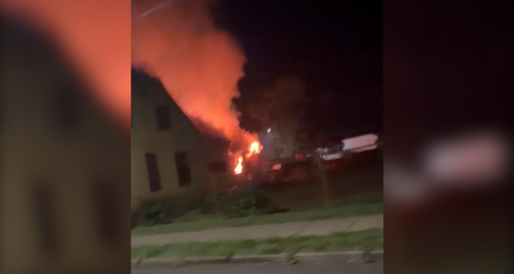 Incendio en Casa de la Cultura de Máfil moviliza a varias unidades de Bomberos: Valdivia va en apoyo