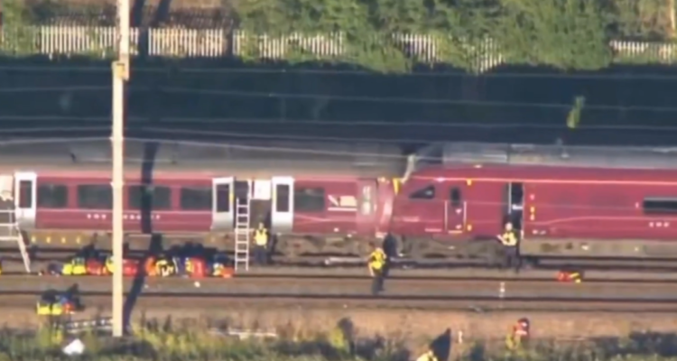 Al menos un muerto y decenas de heridos tras colisión de dos trenes en Reino Unido