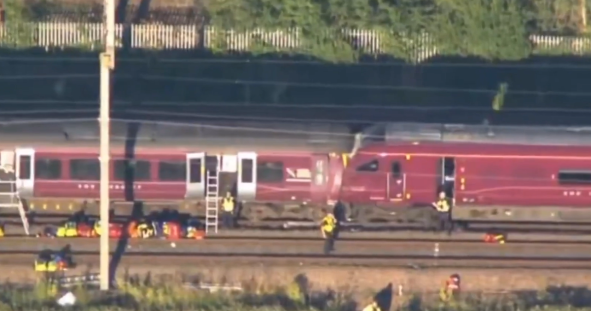 Al menos un muerto y decenas de heridos tras colisión de dos trenes en Reino Unido