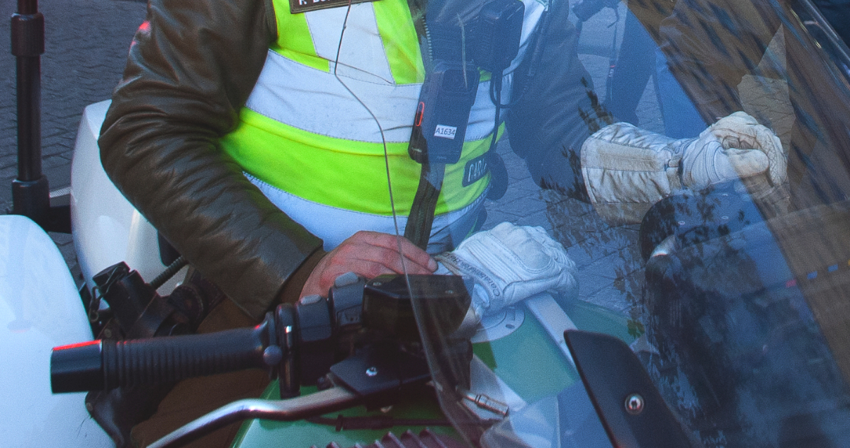 Carabinero motorista queda grave tras colisión de conductor presuntamente alcoholizado en Cerrillos