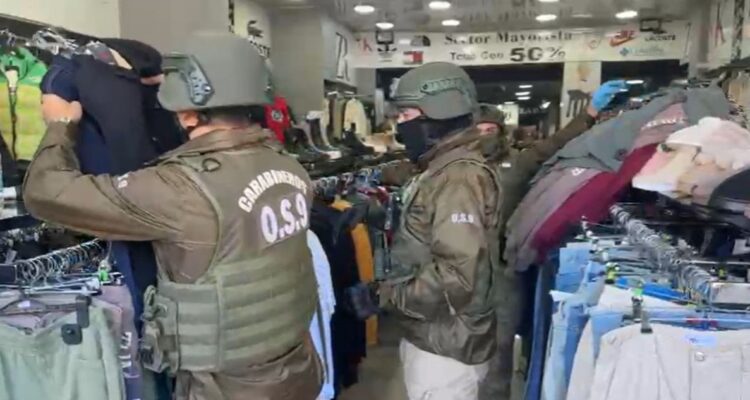 Carabineros incauta ropa falsificada en locales del Barrio Meiggs tras denuncia de marcas afectadas
