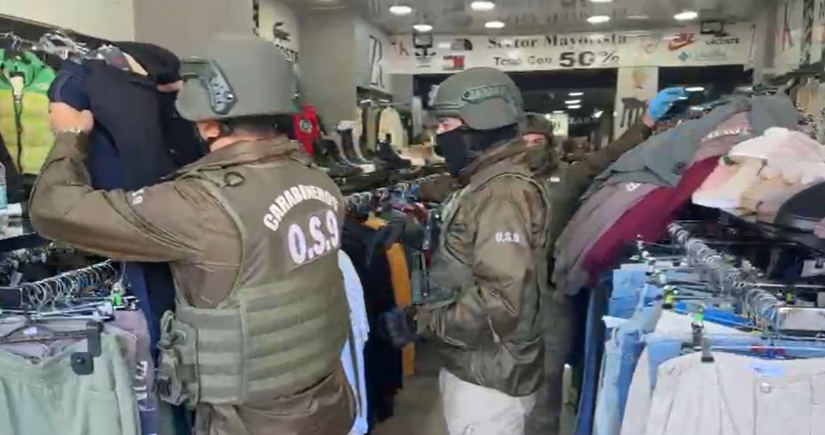 Carabineros incauta ropa falsificada en locales del Barrio Meiggs tras denuncia de marcas afectadas