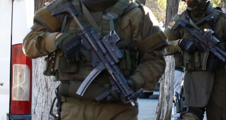 https://media.biobiochile.cl/wp-content/uploads/2026/06/carabineros-pierden-uzi-operativo-puerto-montt-750x400.jpg