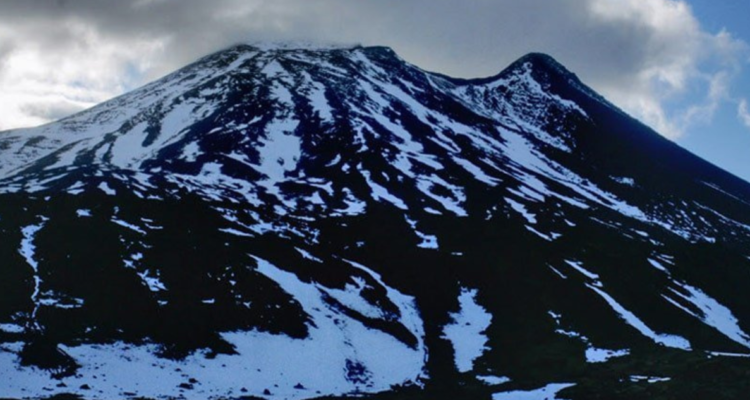 Carabineros y Socorro Andino trabajan en rescate de montañista en volcán Casablanca
