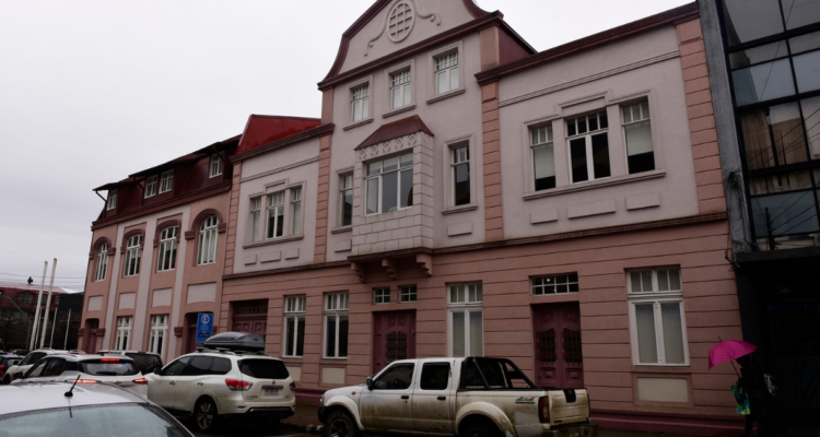 Casa Central de la UACh en Valdivia amaneció tomada por sindicato de trabajadores: cuestionan despidos