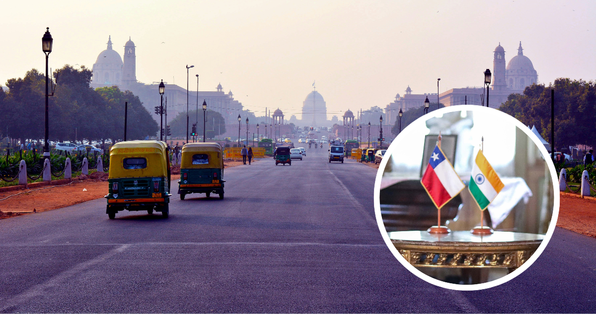 Calles de Nueva Delhi y foto de las banderas de Chile e India.