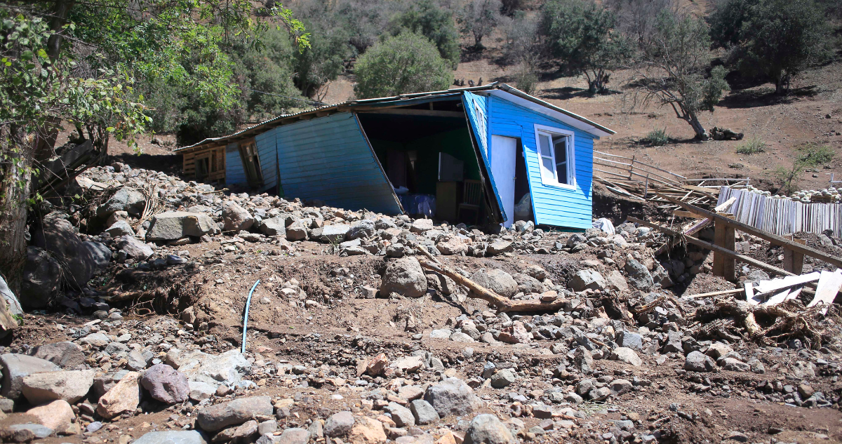 Foto de archivo de casa destruida por aluvión.