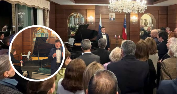 Cantante Fiodor Vershinin y el pianista Stanislav Chernukhin, en la celebración del Día de Rusia.