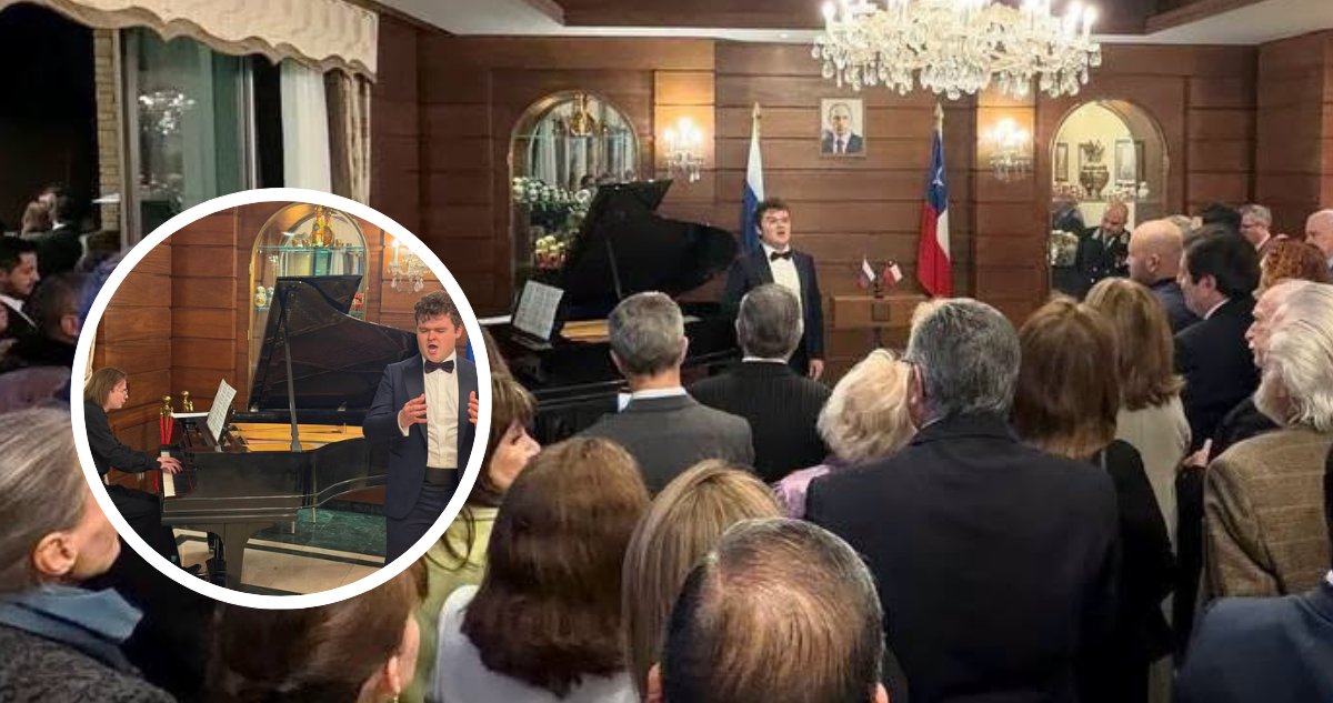 Cantante Fiodor Vershinin y el pianista Stanislav Chernukhin, en la celebración del Día de Rusia.