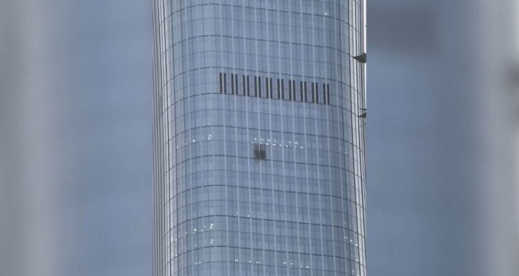 Avioneta se estrella contra el edificio más alto de Pekín en China