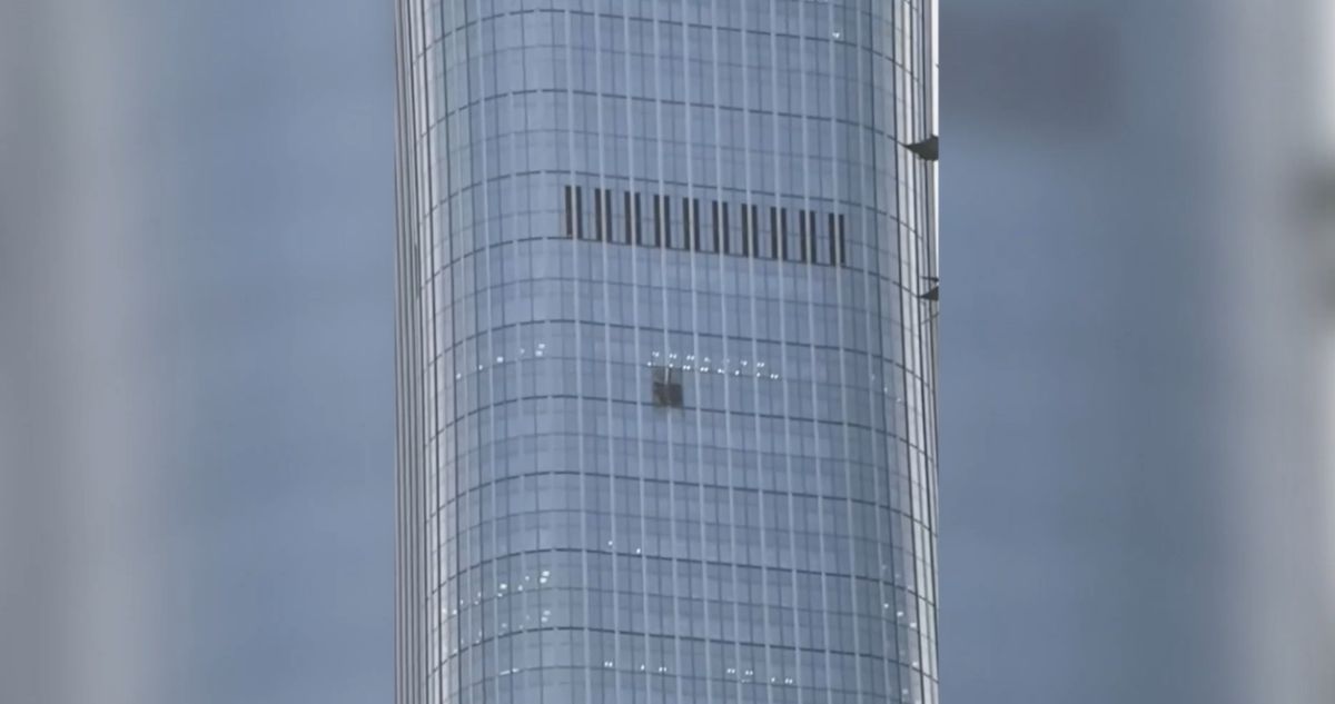Avioneta se estrella contra el edificio más alto de Pekín en China