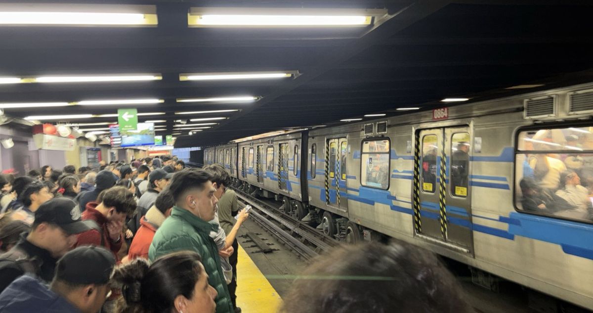 Cierran 5 estaciones de Línea 2 del Metro por persona en las vías
