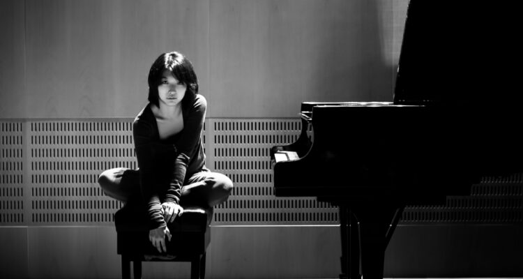 Claire Huangci debuta en Santiago con concierto único y revive obras de Bethoven y Chopin