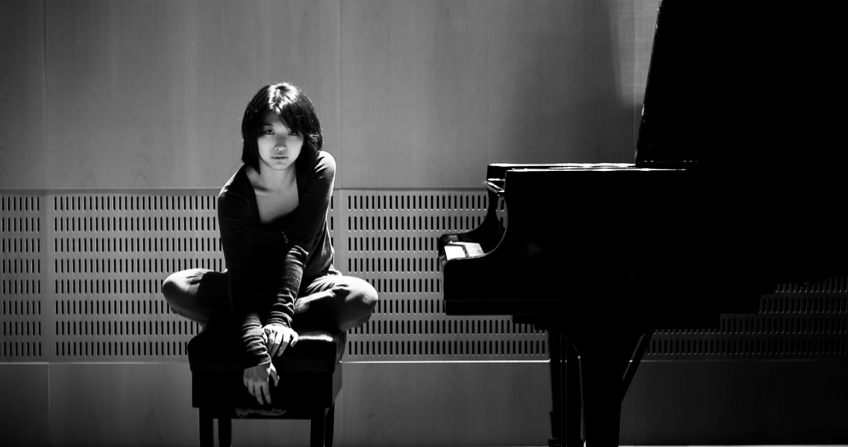 Claire Huangci debuta en Santiago con concierto único y revive obras de Bethoven y Chopin