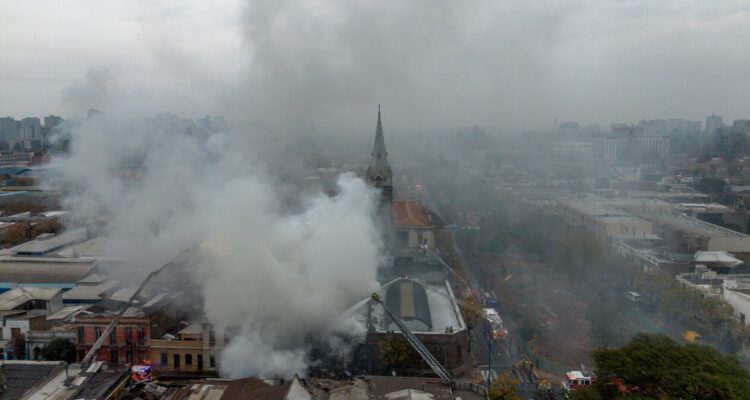 https://media.biobiochile.cl/wp-content/uploads/2026/06/clases-incendio-santiago-750x400.jpg