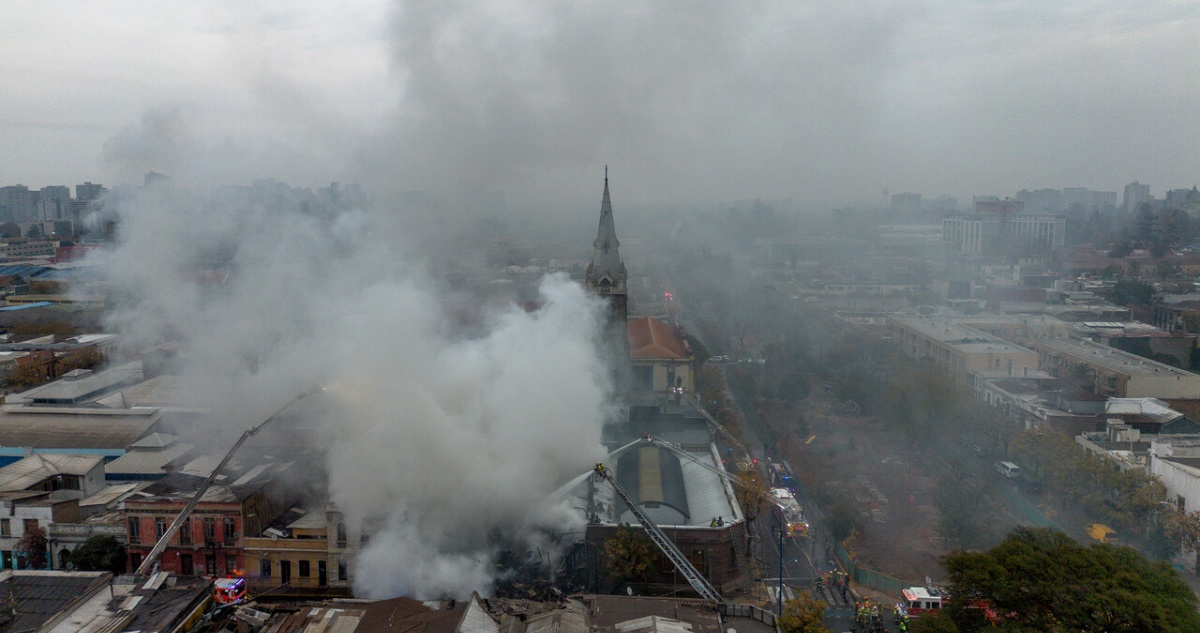SLEP Santiago Centro suspende clases en cuatro colegios por incendio de casona en Santiago