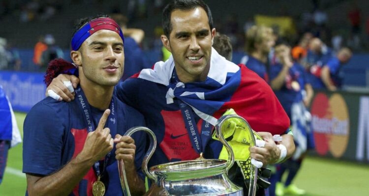 Claudio Bravo con la copa de la UEFA Champions League.