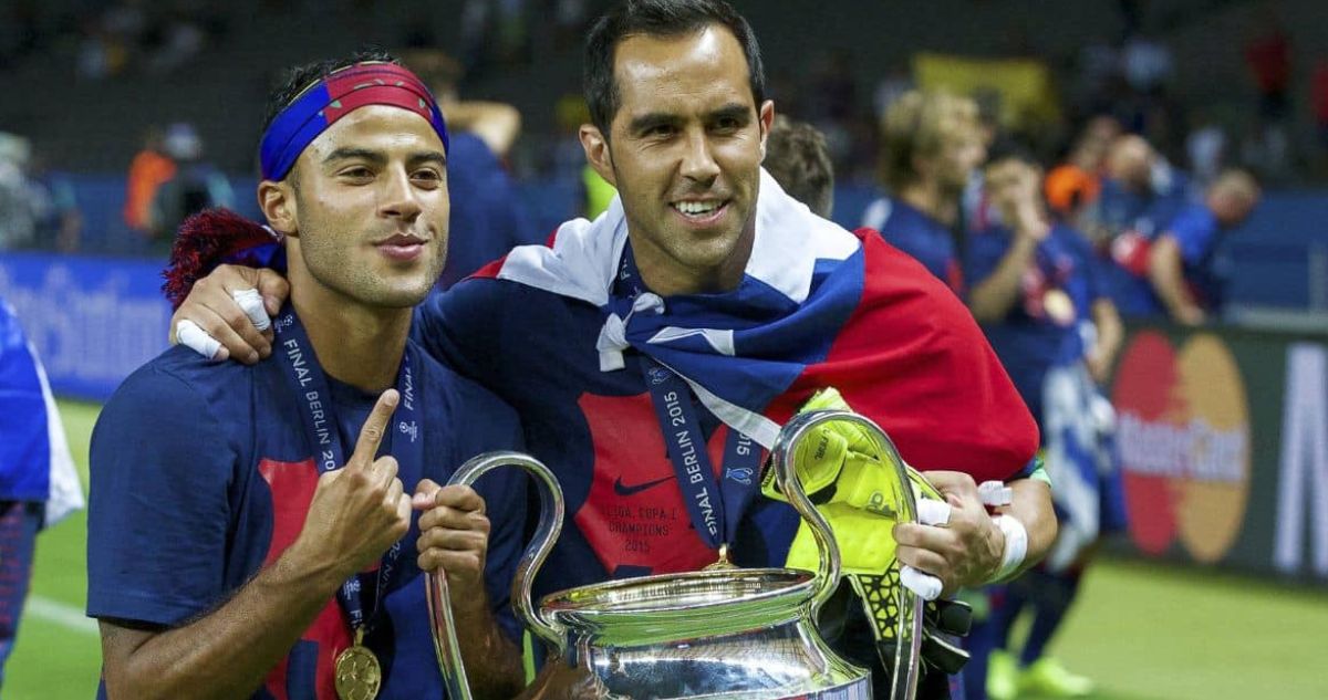 Claudio Bravo con la copa de la UEFA Champions League.