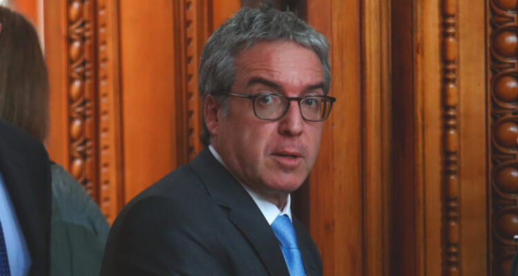 Colegio de Abogados da curso a denuncia contra embajador Gabriel Zaliasnik por chats con Hermosilla