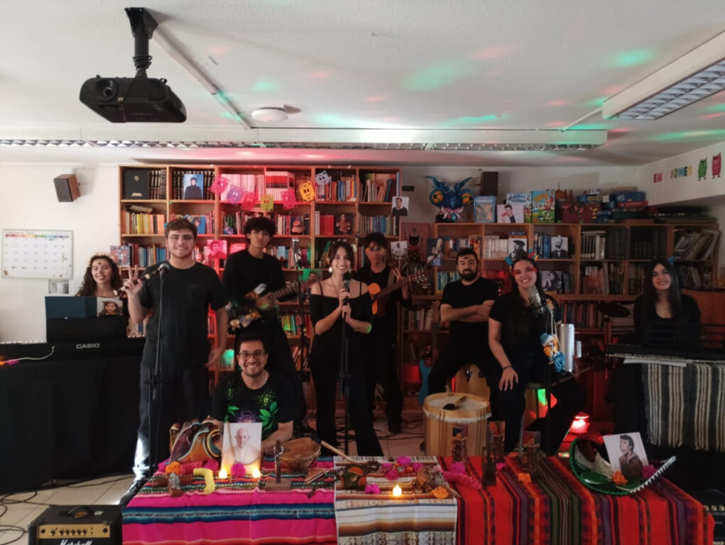 Colegio de Peñalolén replica escenario del Tiny Desk para darle una lección a sus alumnos 