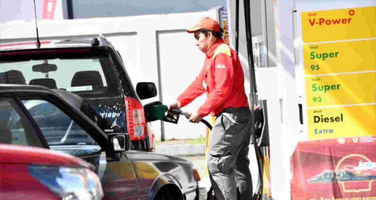 ¿Por qué no baja todo cuando bajan los combustibles? Economista explica el efecto en precios