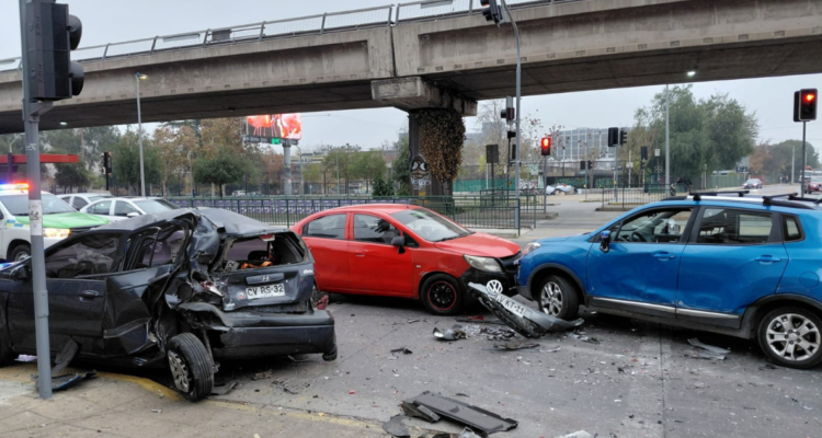 Conductor se da a la fuga tras colisionar a tres autos en Avenida Vicuña Mackenna