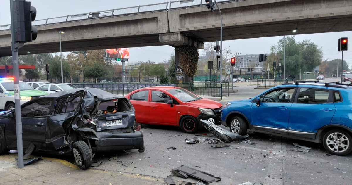 Conductor se da a la fuga tras colisionar a tres autos en Avenida Vicuña Mackenna