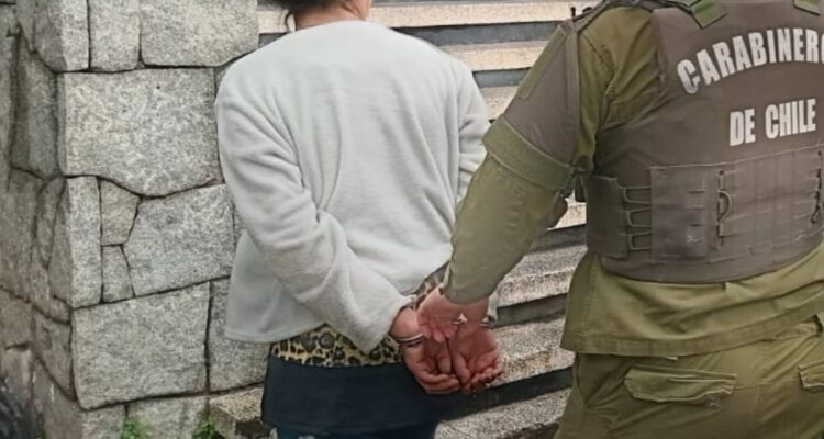 Conductora detenida por intentar atropellar a carabineros al huir de fiscalización en Valparaíso