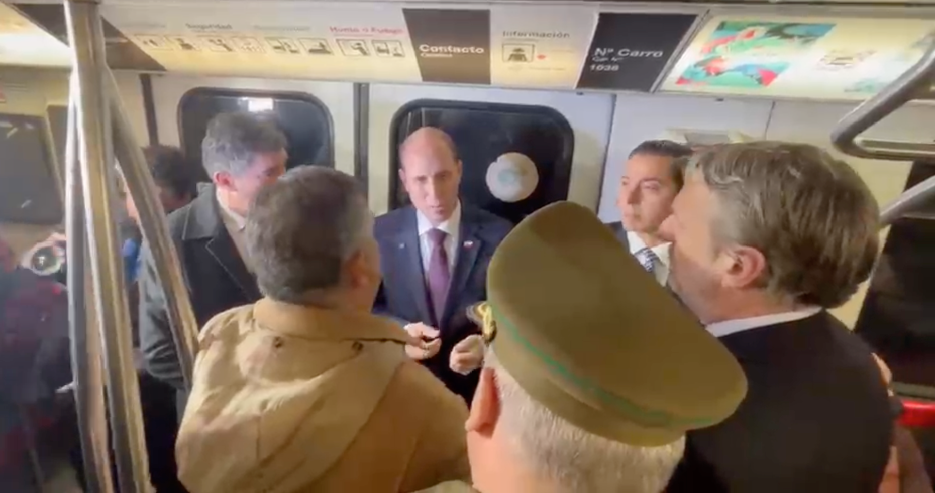 Ministro Arrau lidera copamiento policial en la Línea 1 del Metro: abarca desde Baquedano a Los Héroes