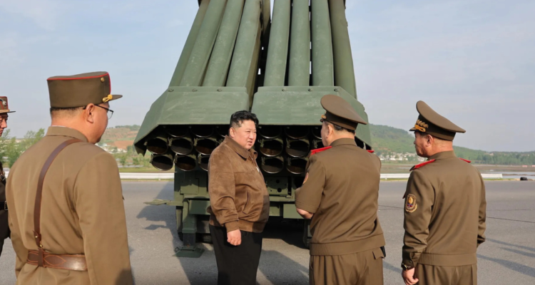 Imagen de archivo del líder de Corea del Norte, Kim Jong-un, durante una revisión de cohetes