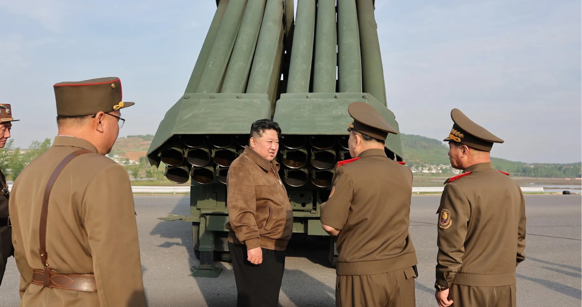 Imagen de archivo del líder de Corea del Norte, Kim Jong-un, durante una revisión de cohetes