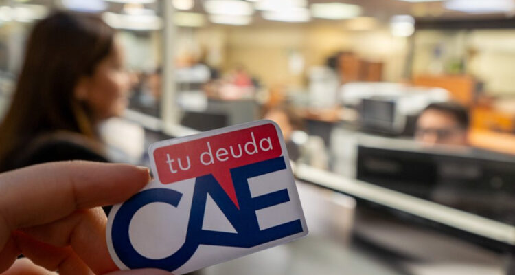 “Me dejaron en pelota”: Deudores del CAE denuncian que TGR y Bancos embargaron 100% de su dinero