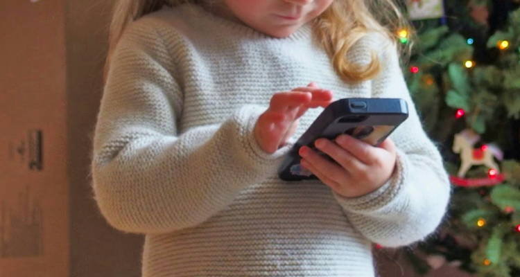 Niña usando el celular