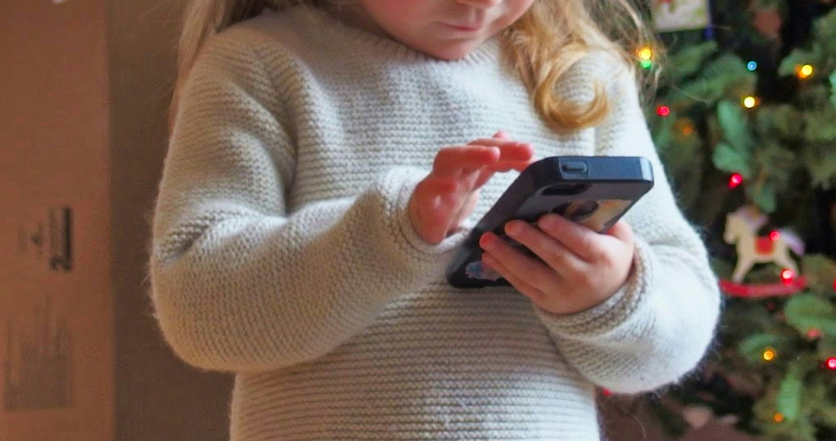 Niña usando el celular