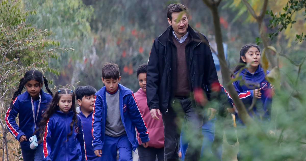 “Da cuenta de una sociedad en crisis”: Cuando los “padres voluntarios” se repiten en los colegios