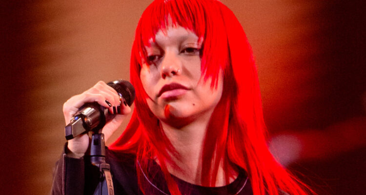 De Maipú al mundo: cantante chilena Akriila firma con uno de los sellos más prestigiosos de la música