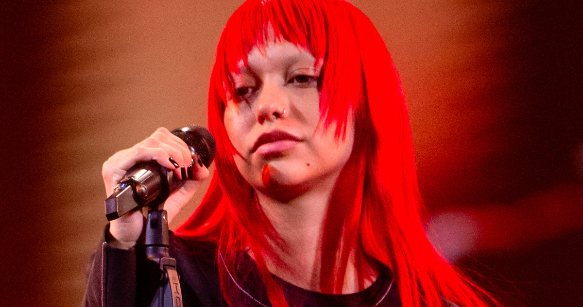 De Maipú al mundo: cantante chilena Akriila firma con uno de los sellos más prestigiosos de la música