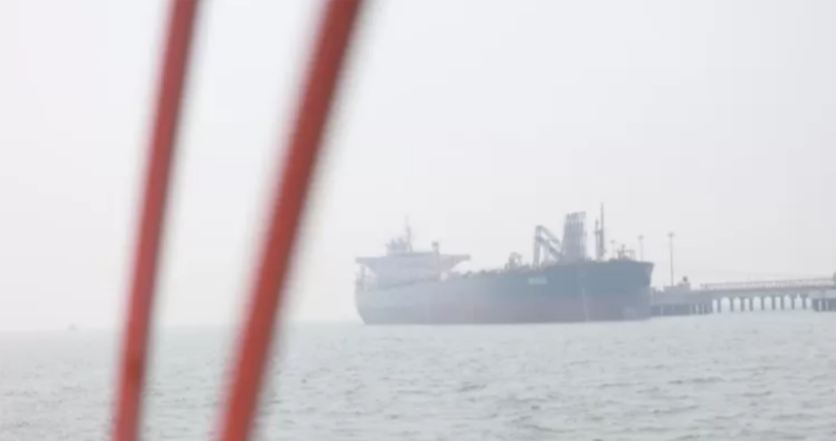 Denuncian que un petrolero fue alcanzado por un proyectil no identificado en el estrecho de Ormuz