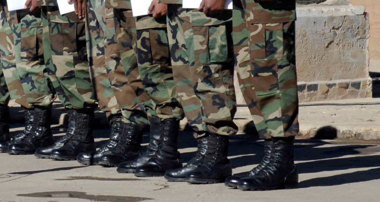 [Imagen: detienen-al-menos-a-cinco-militares-boli...50x400.png]