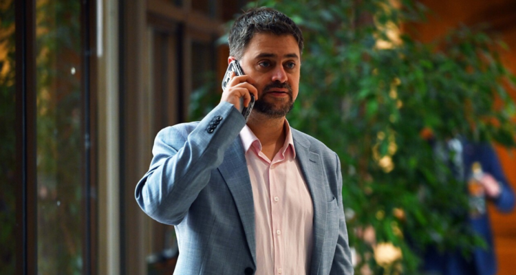 Diputado Manouchehri se ausentó de AC contra Grau: fue a Alemania para abordar regulación de la IA