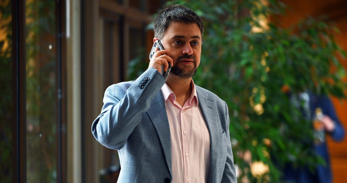 Diputado Manouchehri se ausentó de AC contra Grau fue a Alemania para abordar regulación de la IA