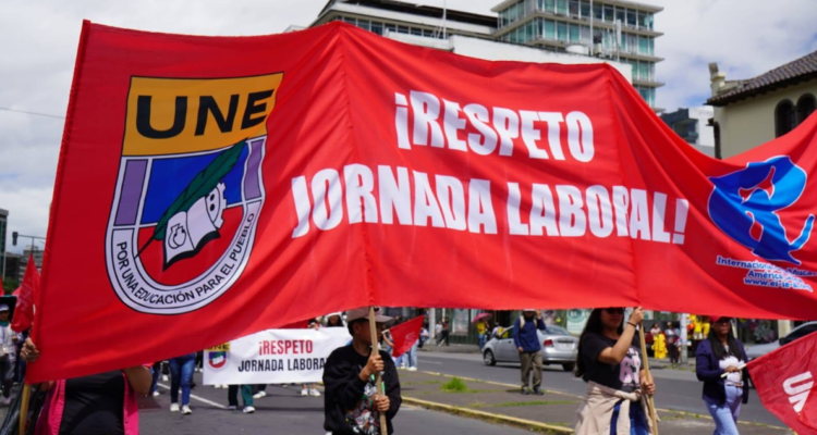 Docentes de Ecuador protestan contra Gobierno por actividades en sábados y exigen pago de horas extras