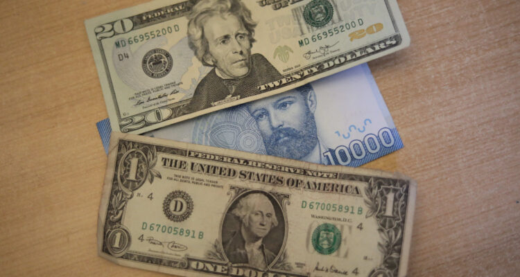 El dólar escala casi $10 en su apertura y el peso chileno se debilita por presiones externas