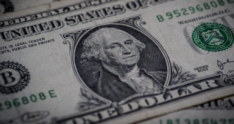 Dólar inicia la semana al alza tras la cuarta caída seguida de la actividad económica en Chile