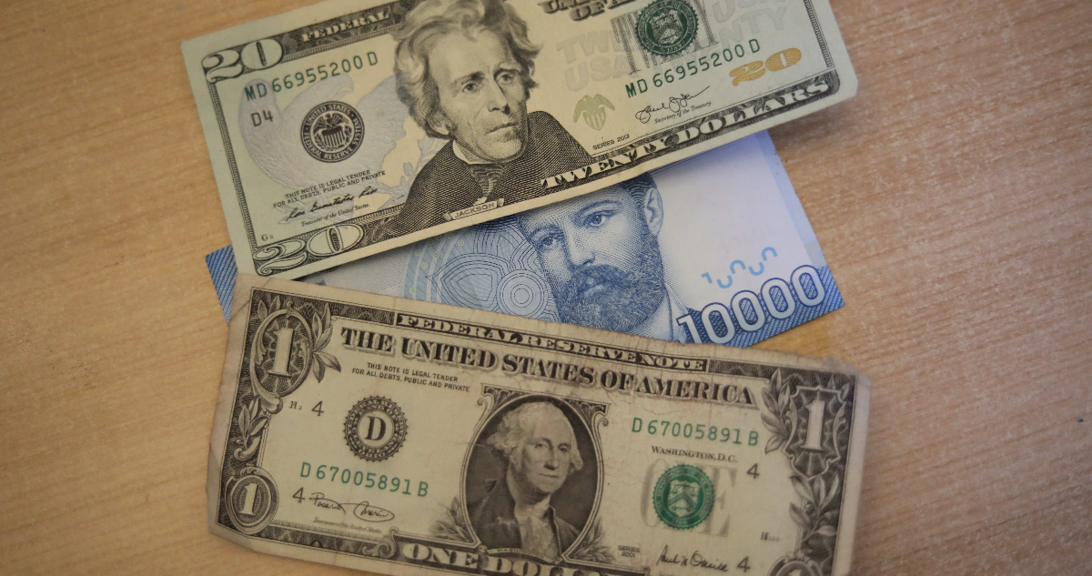 El dólar escala casi $10 en su apertura y el peso chileno se debilita por presiones externas