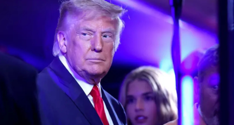 Trump siente los abucheos en su peor momento de popularidad y en un año que marca su mandato