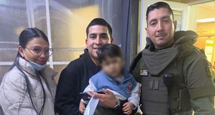 Carabineros salvan la vida de niño que se asfixiaba
